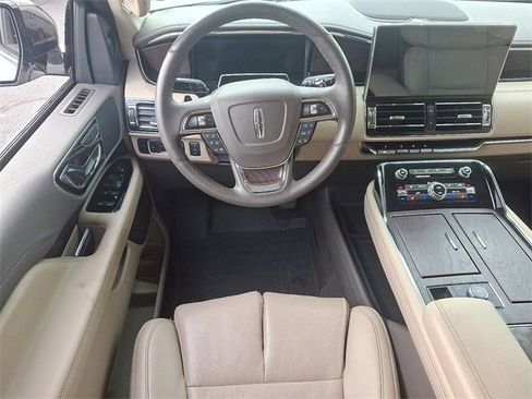 Used 2024 Lincoln Navigator Premiere image 11