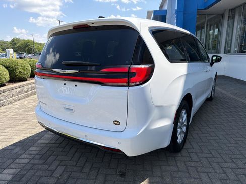 Used 2024 Chrysler Pacifica Touring-L FWD image 5