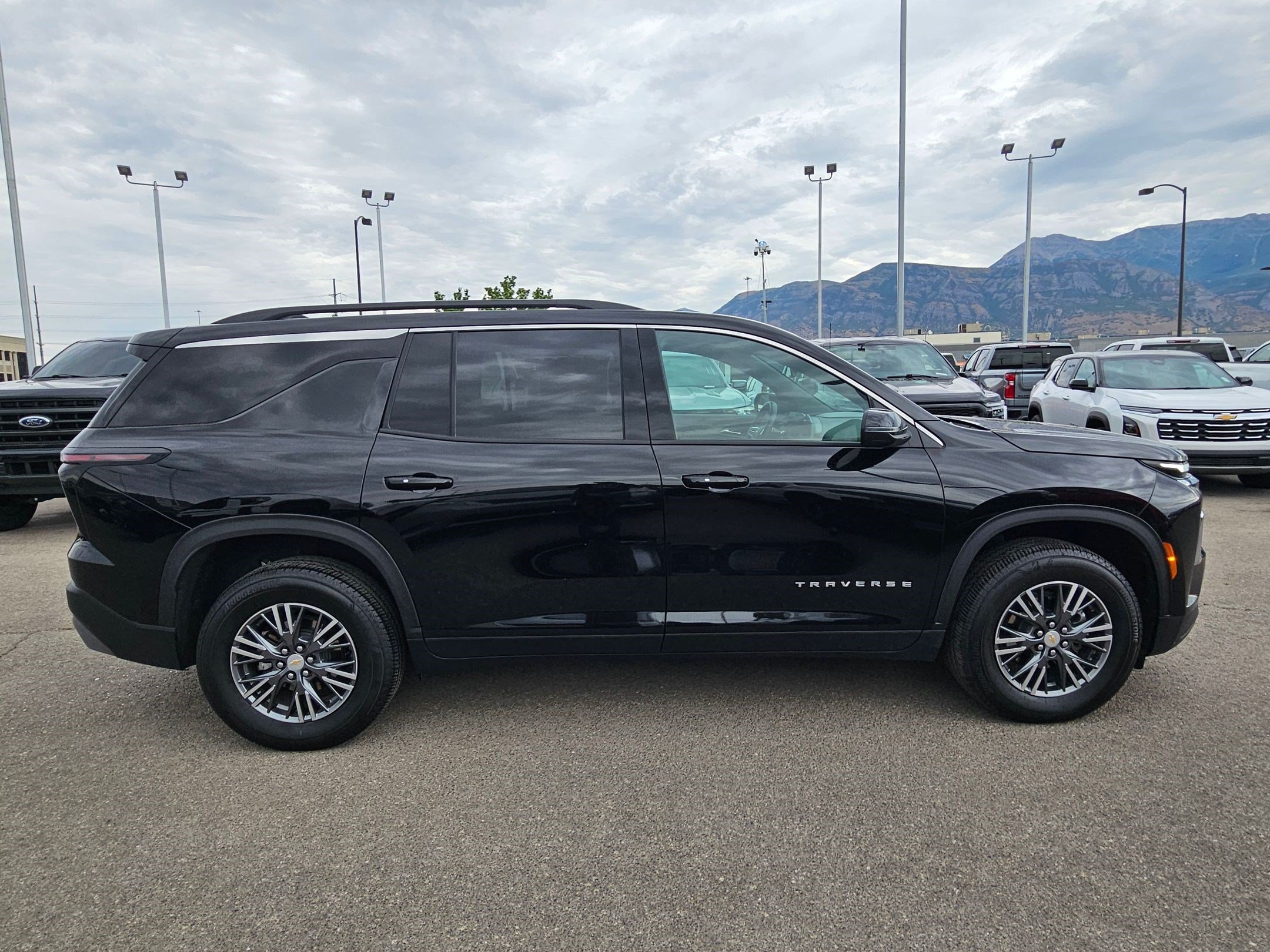 Used 2026 Chevrolet Traverse LT AWD/4WD image 2