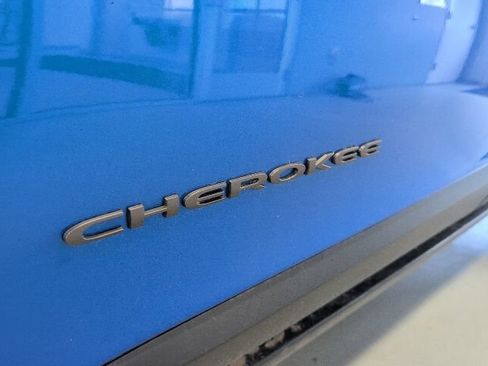 Used 2020 Jeep Cherokee Trailhawk w/ Cold Weather Group AWD/4WD image 11