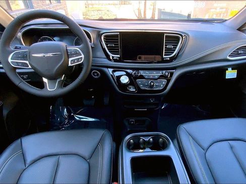 New 2026 Chrysler Pacifica Select image 5