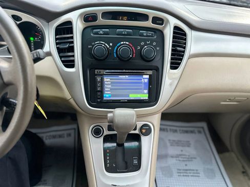 Used 2005 Toyota Highlander 4WD V6 w/ 3rd Row image 14