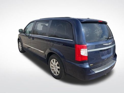 Used 2016 Chrysler Town & Country Touring image 3