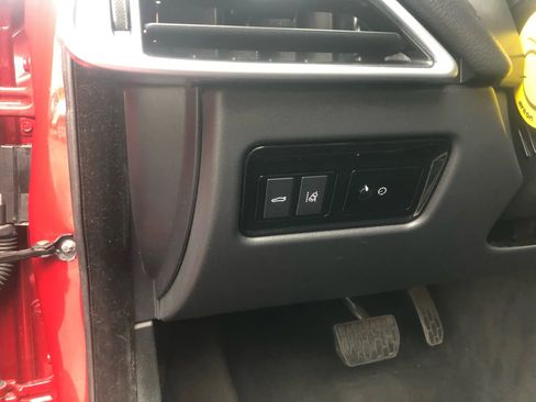 Used 2018 Jaguar XE Premium image 12