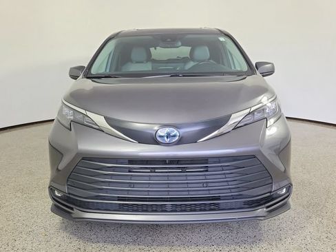 Used 2025 Toyota Sienna XLE FWD image 3