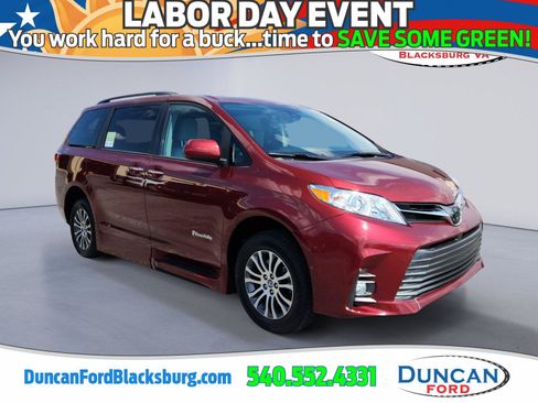 Used 2019 Toyota Sienna XLE w/ XLE Navigation Package FWD image 1