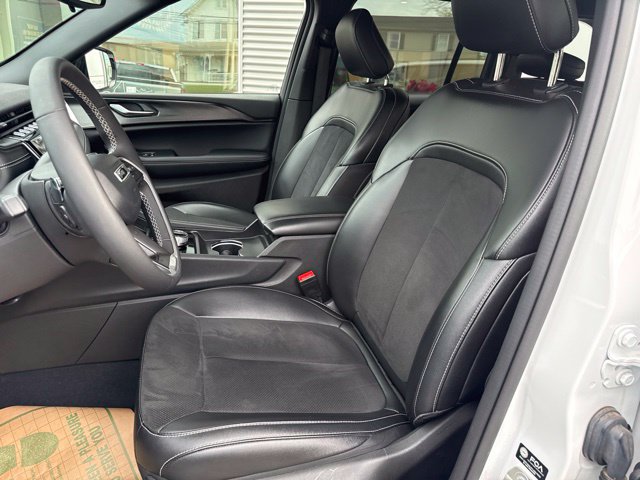 Used 2023 Jeep Grand Cherokee Altitude AWD/4WD image 16