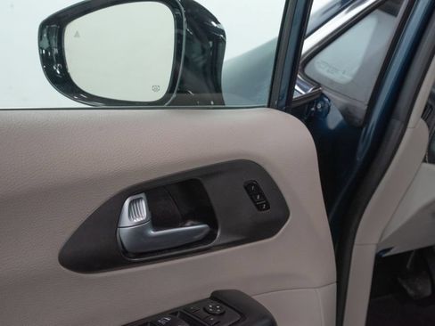 Used 2024 Chrysler Pacifica Limited FWD image 9