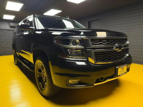 Used 2020 Chevrolet Suburban LT w/ Luxury Package AWD/4WD image 3