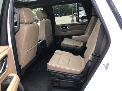 Used 2021 Chevrolet Tahoe Premier w/ Premium Package AWD/4WD image 15
