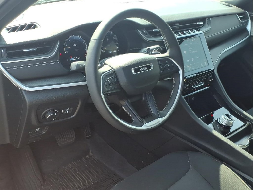 Used 2024 Jeep Grand Cherokee Laredo X w/ Luxury Tech Group I AWD/4WD image 4