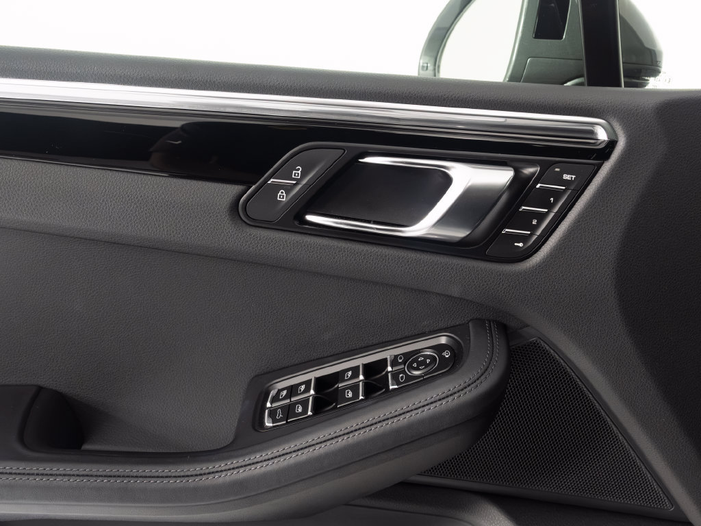 Certified 2026 Porsche Macan Turbo AWD/4WD image 20