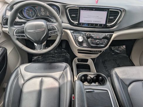 Used 2023 Chrysler Pacifica Touring-L FWD image 7