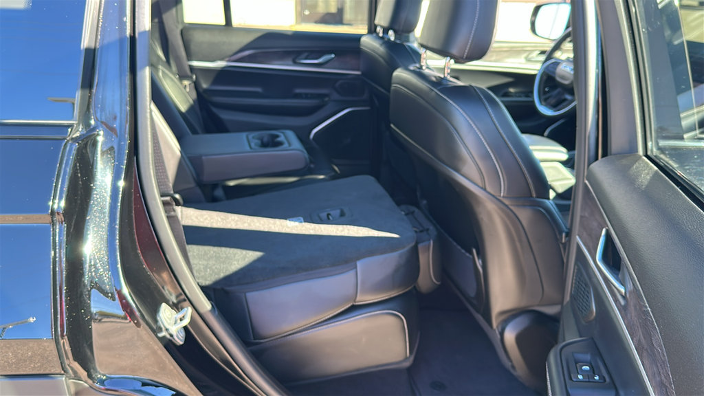 Used 2025 Jeep Grand Cherokee Limited AWD/4WD image 30