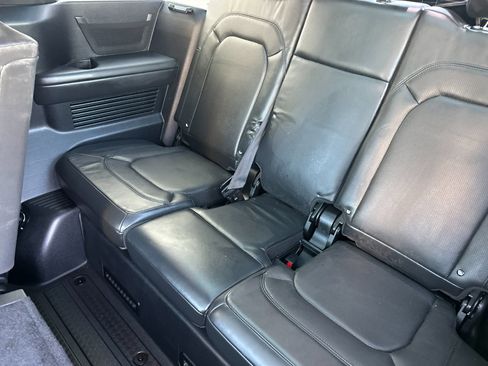 Used 2023 Land Rover Defender 130 X-Dynamic SE image 16