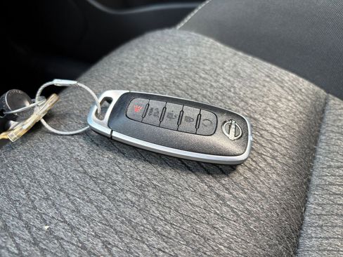 Used 2025 Nissan Rogue SV FWD image 18