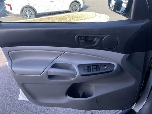 Used 2014 Toyota Tacoma PreRunner image 17