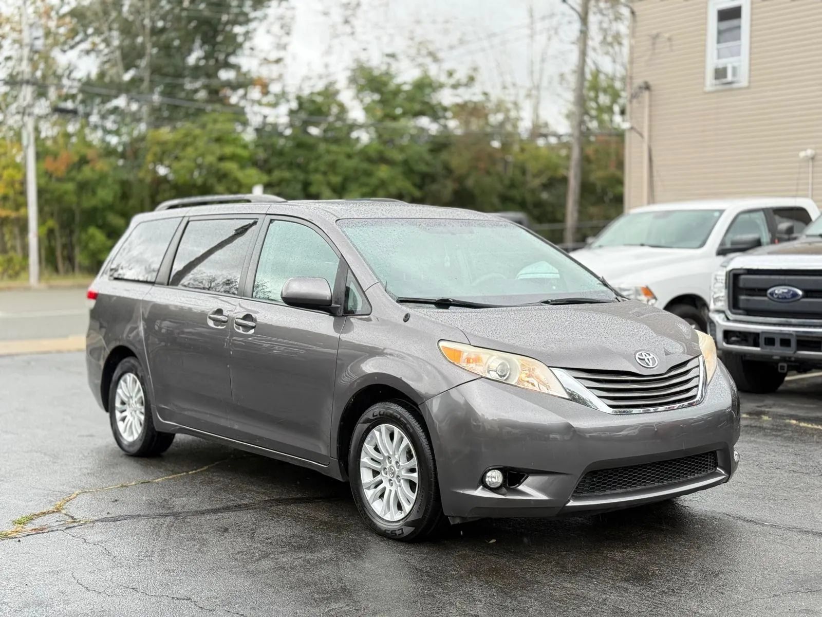 Used 2011 Toyota Sienna XLE w/ Entertainment Pkg FWD image 6