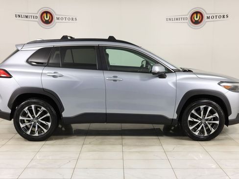 Used 2022 Toyota Corolla Cross XLE FWD image 2