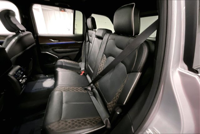 Used 2025 Jeep Grand Cherokee Summit w/ Obsidian Package AWD/4WD image 25