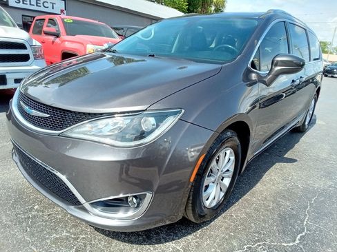 Used 2018 Chrysler Pacifica Touring-L FWD image 2