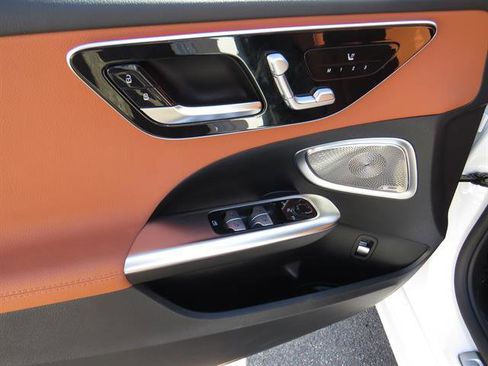 Used 2025 Mercedes-Benz C 300 4MATIC Sedan image 9