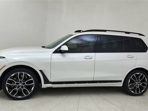 Used 2025 BMW X7 xDrive40i w/ M Sport Package image 3