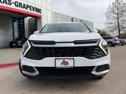 Used 2025 Kia Sportage LX image 3