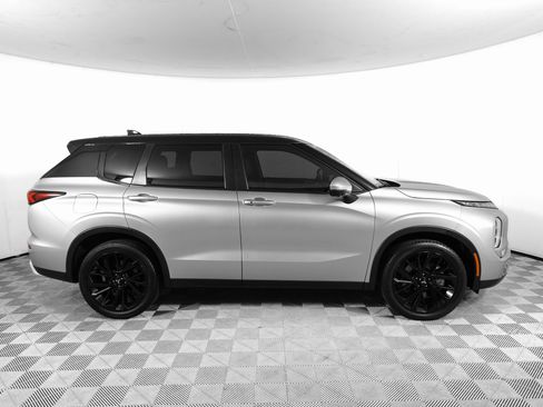 Used 2023 Mitsubishi Outlander SE image 4