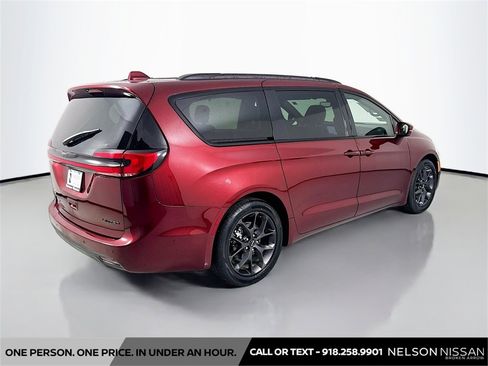 Used 2022 Chrysler Pacifica Limited w/ Uconnect Theater Family Group image 5