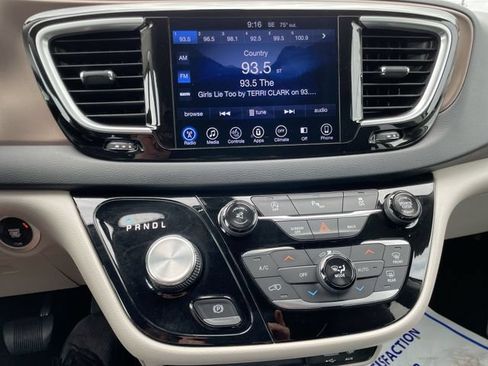 Used 2017 Chrysler Pacifica Touring-L Plus FWD image 22