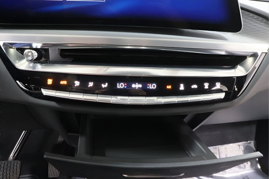 Used 2025 Cadillac Lyriq Luxury w/ LPO, Floor Liner Package AWD/4WD image 10