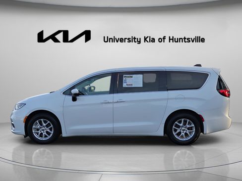 Used 2023 Chrysler Pacifica Touring-L image 4