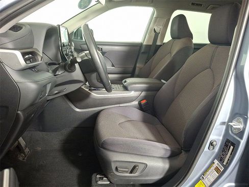 Used 2020 Toyota Highlander LE image 16