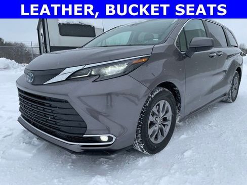 Used 2024 Toyota Sienna XLE image 3