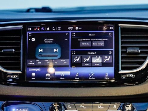 Certified 2024 Chrysler Pacifica Touring-L image 17