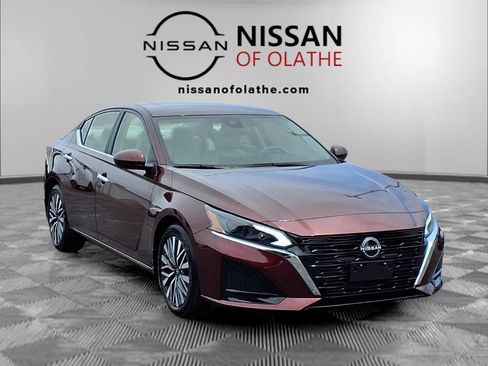 Used 2024 Nissan Altima 2.5 SV w/ SV Premium Package FWD image 30