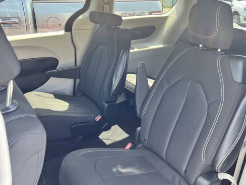 Used 2023 Chrysler Voyager LX FWD image 5