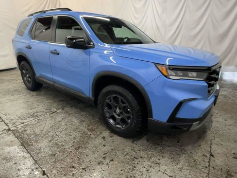 Used 2025 Honda Pilot TrailSport image 2