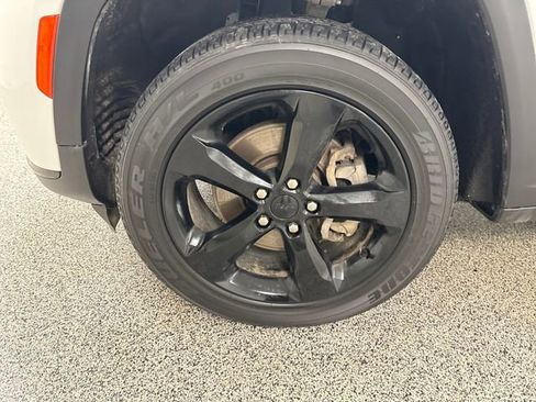 Used 2021 Jeep Grand Cherokee L Laredo image 15