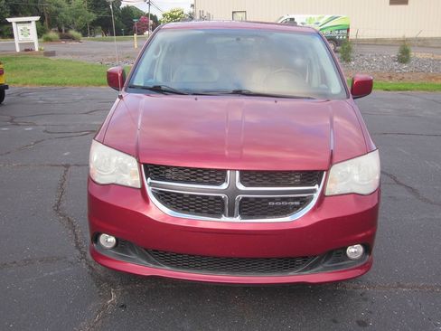 Used 2011 Dodge Grand Caravan Crew w/ Entertainment Group 1 FWD image 3