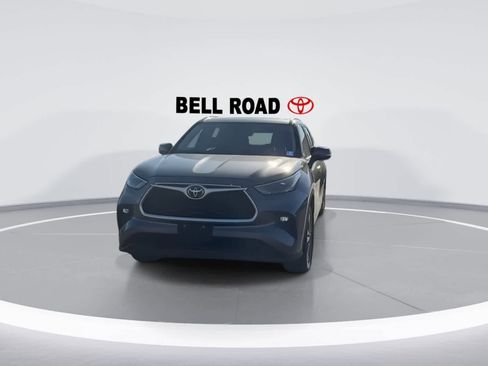 Used 2023 Toyota Highlander XLE image 4