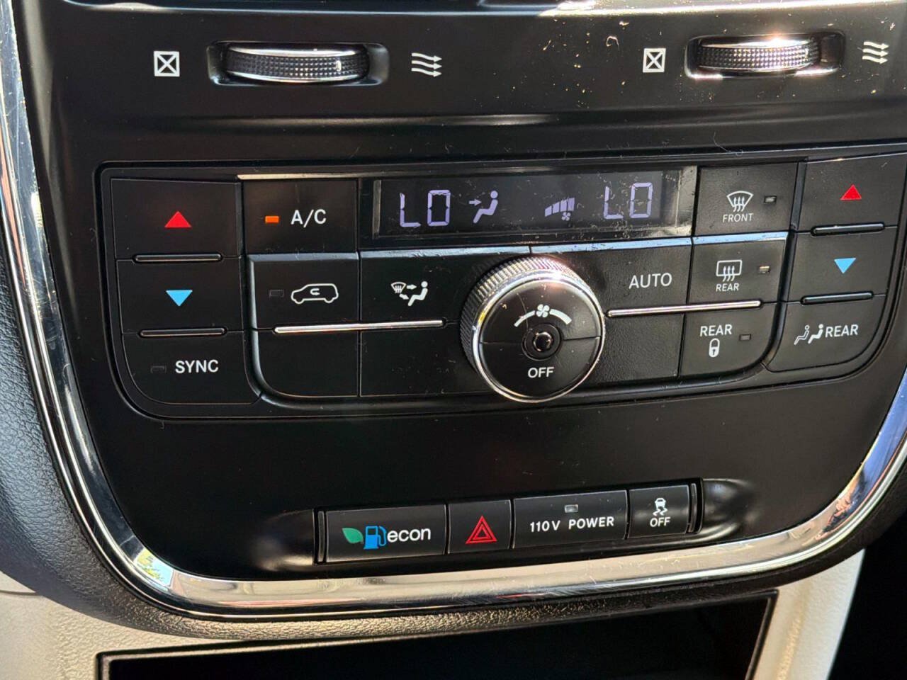 Used 2012 Chrysler Town & Country Touring w/ Entertainment Group #1 FWD image 17