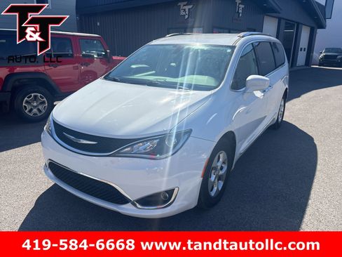 Used 2017 Chrysler Pacifica Touring-L Plus image 1
