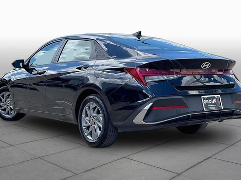 Used 2025 Hyundai Elantra Hybrid FWD image 12