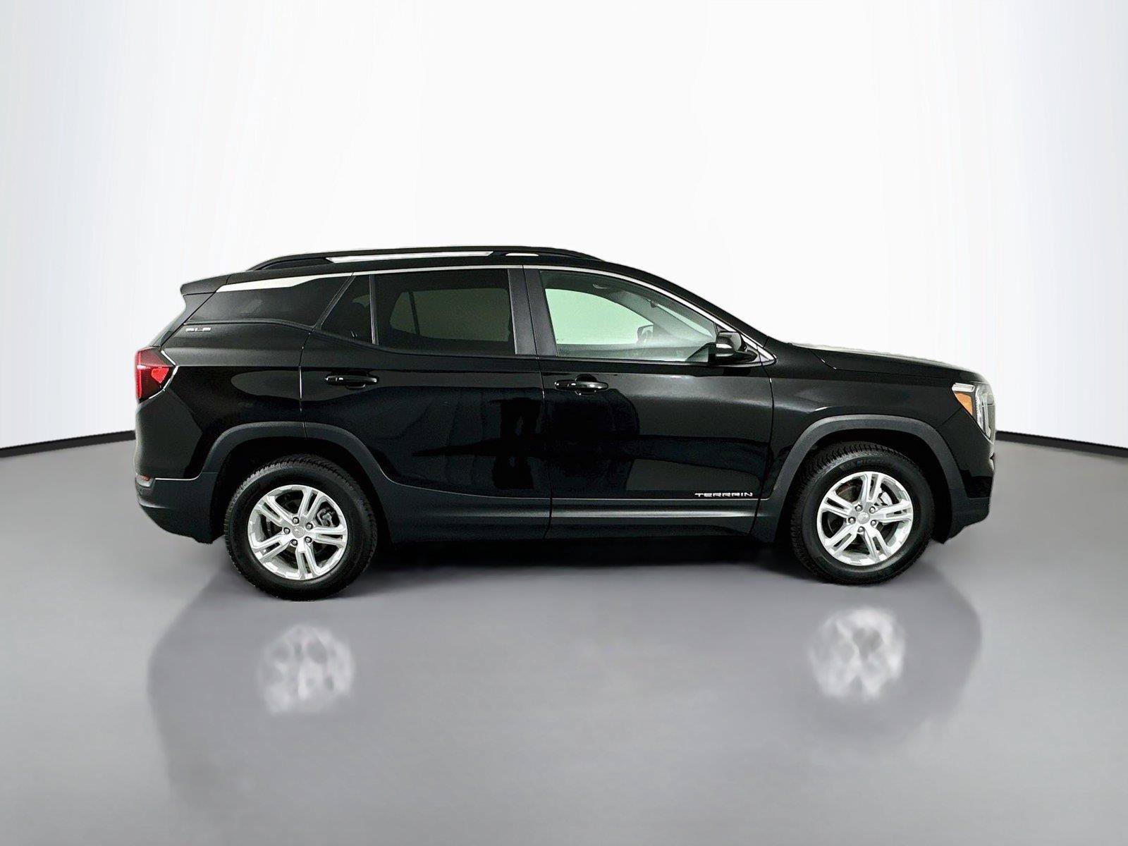 Used 2023 GMC Terrain SLE w/ Driver Convenience Package AWD/4WD image 17