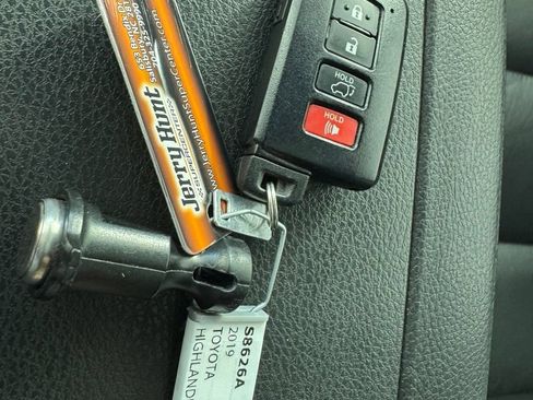 Used 2019 Toyota Highlander XLE AWD/4WD image 3