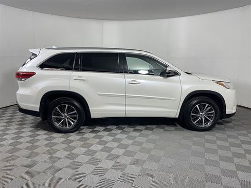 Certified 2017 Toyota Highlander XLE AWD/4WD image 8