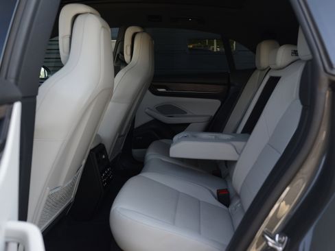 Certified 2025 Porsche Macan 4S Electric AWD/4WD image 29