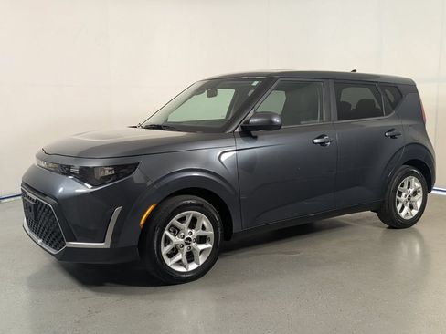 Used 2023 Kia Soul LX w/ LX Technology Package FWD image 3
